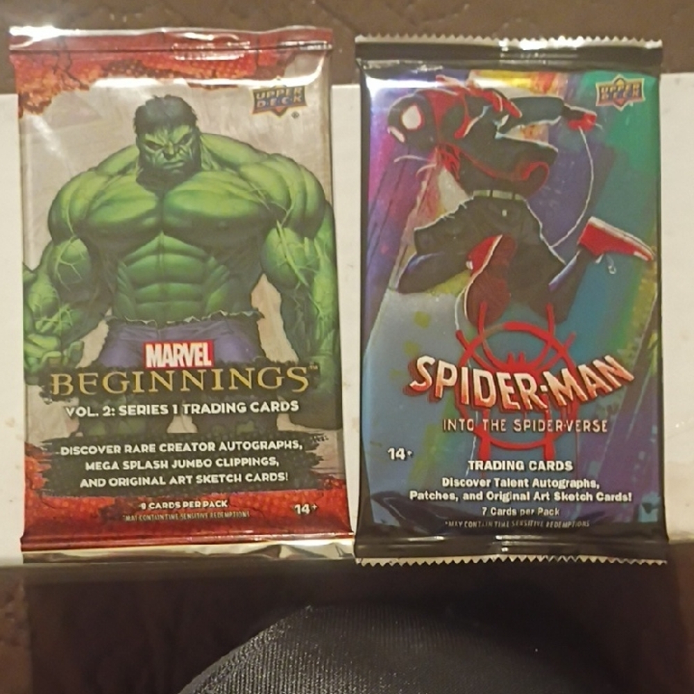 Marvel Trading Cards Pack - Green and Red